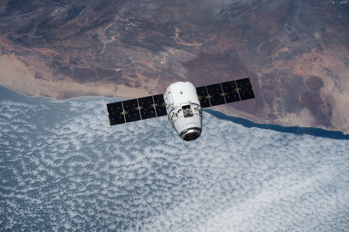Space_Station's tweet photo. The @SpaceX #Dragon is on its way to the station where @AstroDrewMorgan and @Astro_Jessica will capture it with the @CSA_ASC #Canadarm2 on Monday at 7am ET live on @NASA TV. https://t.co/yuOTrYN8CV https://t.co/LwNOHuUIl6