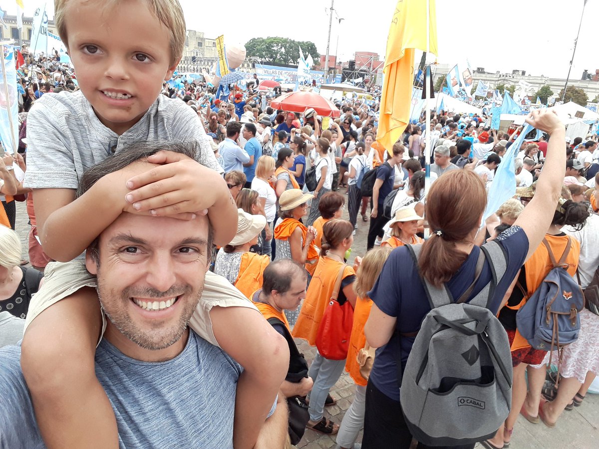 Gran fiesta popular junto a la Virgencita de Lujan! Le pedimos que nos enseñe a cuidarnos entre nosotros, a cuidar al otro, y especialmente hoy, a cuidar a las mujeres y a los mas indefensos: las niñas y niños por nacer