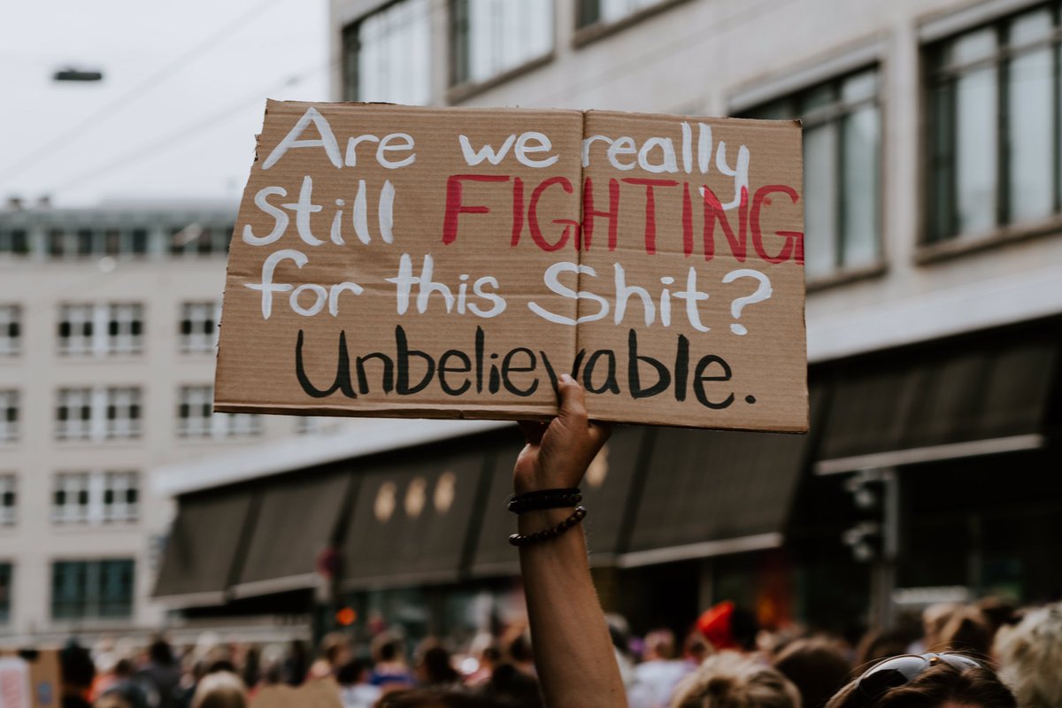 deine_korri's tweet photo. Was beschäftigt #Frauen auf der ganzen Welt am Internationalen Frauentag? Unsere Korrespondentinnen haben sich spontan dazu entschlossen, ihre Erfahrungen aufzuschreiben und geben interessante Einblicke in den Libanon, Kolumbien und Spanien: https://t.co/ydiUfaPlgn. https://t.co/VvgKocmY0j