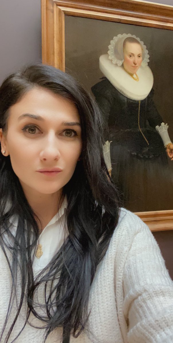 Andrakiru's tweet photo. Pikenoy- Portrait of  34 yo woman in the back
Chirnogeanu- Selfie of a 31 yo woman in the front. 
#3point1 #Louvre https://t.co/HtqW8KIE1a
