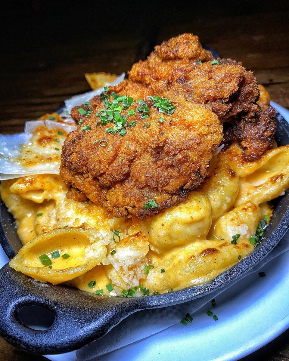 What, you don't take your hot chicken with mek n cheese? 🤤