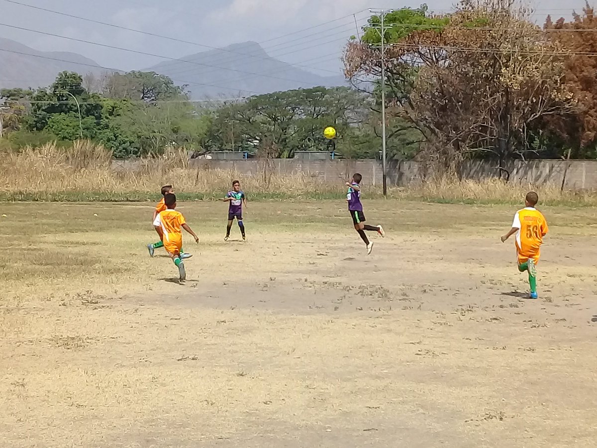 trinidad_fc's tweet photo. Nuestra Sub 11 cae 1 a 2 frente a @cdkairos en Estadal Serie de Oro 
💛💚💛⚽⚽⚽

#VamosTrinidadFC #futbolmaracay #futbolmenor #pasionporelfutbol #futbolbase #estadalseriedeevolution https://t.co/GjJ38Kd1mF