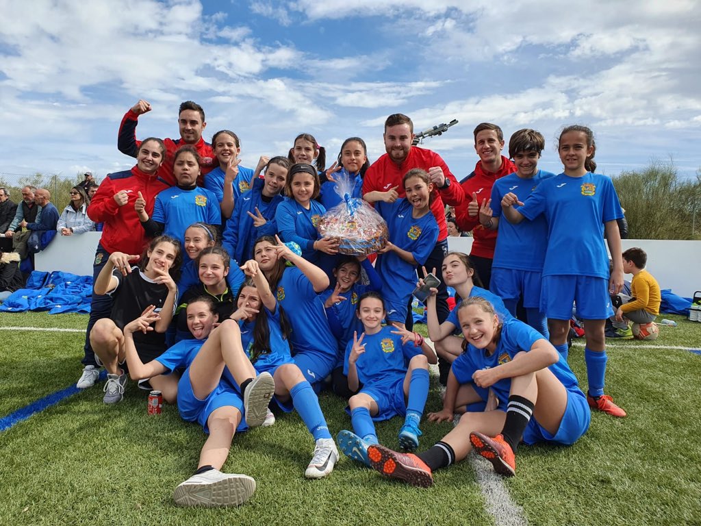 Fuenla's tweet photo. 💜 CAMPEONAS | Nuestras alevines se alzan con el trofeo del #DiaInternacionalDeLaMujer organizado por el @CFCubasFeminas y Andrea es proclamada mejor portera del torneo tras no encajar ningún gol 👏 #SomosFuenla #FútbolFemenino https://t.co/ktJtRv7WZm