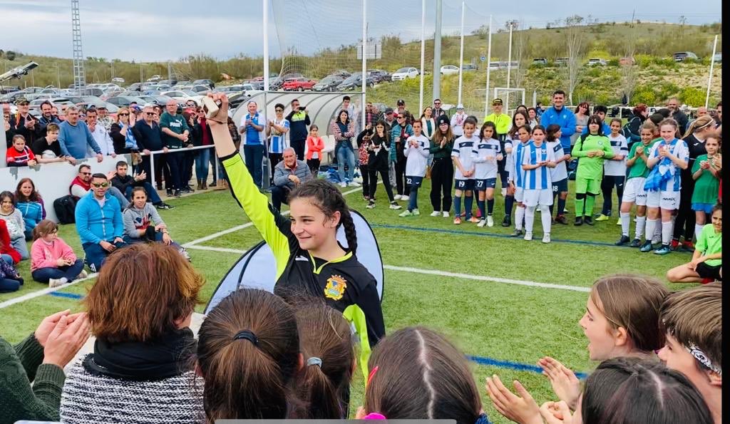 Fuenla's tweet photo. 💜 CAMPEONAS | Nuestras alevines se alzan con el trofeo del #DiaInternacionalDeLaMujer organizado por el @CFCubasFeminas y Andrea es proclamada mejor portera del torneo tras no encajar ningún gol 👏 #SomosFuenla #FútbolFemenino https://t.co/ktJtRv7WZm