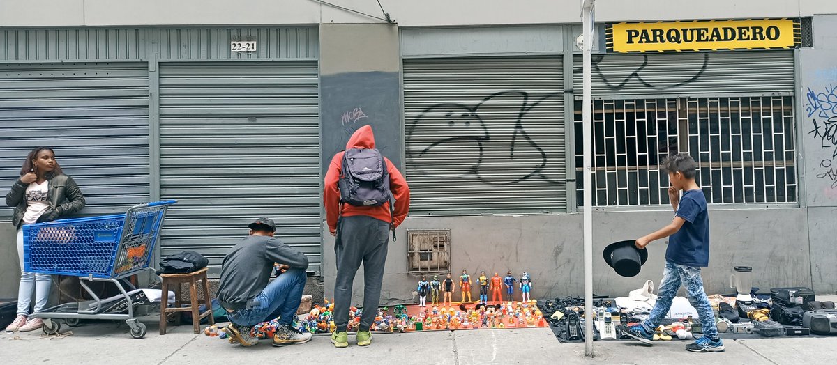 alejandroangel's tweet photo. "Cuando yo era niño mi papá me traía por acá y me daba 5.000 pesos y ya vería yo qué me compraba.

Y es que la basura de unos es el tesoro de otros..."

#Microvidas #Personajes #Bogotá #ElCentroDoc https://t.co/R1fgZ5JIja