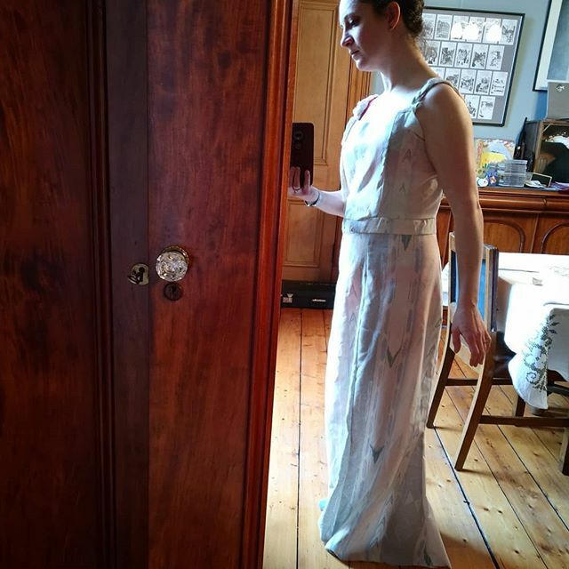 Ugly Duvet Cover toile progresses... #sewscottish #birthdayceilidh #uglyduvetcovertoile #thisiswhywetoile #thecutofwomensclothes #norahwaugh #afewmoreminorcorrections #stillneedspockets #ahintofhotpink ift.tt/2TRHw6Z