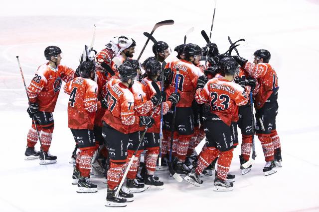 lequipe's tweet photo. Président des Scorpions de Mulhouse, Mark Swenson n'accepte pas la décision de la FFHG d'éliminer son équipe des quarts de finale de la Ligue Magnus à cause de l'épidémie de coronavirus https://t.co/wdKcwERrlQ https://t.co/TayPcJ3FRS
