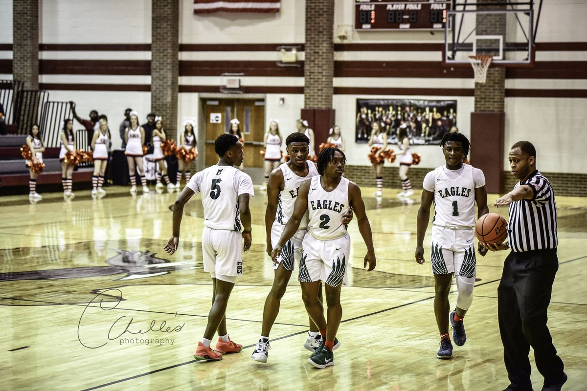 SUB_0NERO's tweet photo. Love y’all boys mane, y’all made my senior year beyond great, thank everyone for the support, the whole city was behind us. We tried our best left our hearts, blood, sweat and tears on that court. But it’s never good bye it’s always “see you later”. Well done boys!💚🦅 #2out https://t.co/l5LA2t1Fr7