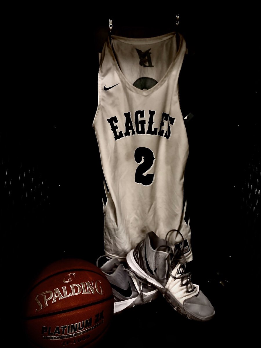 SUB_0NERO's tweet photo. Love y’all boys mane, y’all made my senior year beyond great, thank everyone for the support, the whole city was behind us. We tried our best left our hearts, blood, sweat and tears on that court. But it’s never good bye it’s always “see you later”. Well done boys!💚🦅 #2out https://t.co/l5LA2t1Fr7