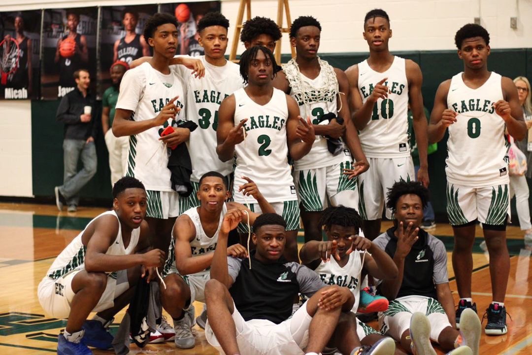 SUB_0NERO's tweet photo. Love y’all boys mane, y’all made my senior year beyond great, thank everyone for the support, the whole city was behind us. We tried our best left our hearts, blood, sweat and tears on that court. But it’s never good bye it’s always “see you later”. Well done boys!💚🦅 #2out https://t.co/l5LA2t1Fr7