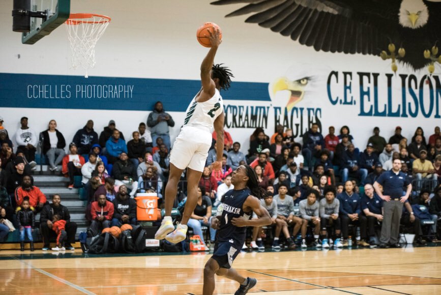 SUB_0NERO's tweet photo. Love y’all boys mane, y’all made my senior year beyond great, thank everyone for the support, the whole city was behind us. We tried our best left our hearts, blood, sweat and tears on that court. But it’s never good bye it’s always “see you later”. Well done boys!💚🦅 #2out https://t.co/l5LA2t1Fr7