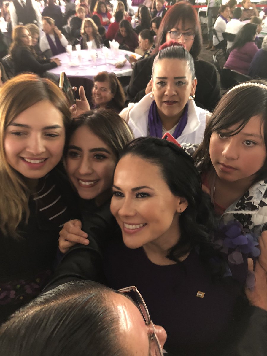 Marielarmora's tweet photo. Orgullosa de pertenecer a un partido que respalda e impulsa a las #Mujeres ¡Gracias Presidenta @AlejandraDMV por dar muestra en este #DiaDeLaMujer que en el @PRI_EDOMEX trabajamos son #Sororidad!
#NosotrasVamosConTodo ✊🏼💜💚 https://t.co/oU7rXcoW4H