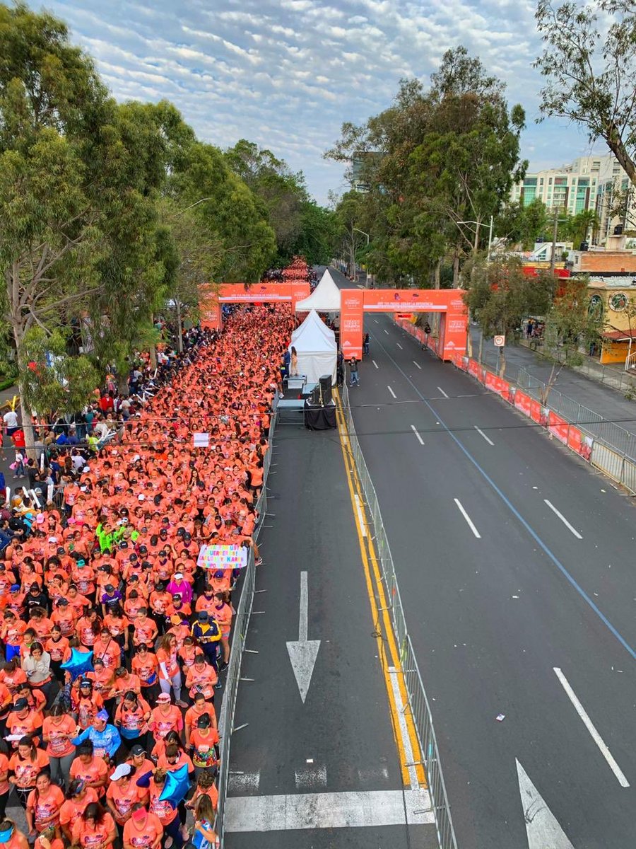BonafontMexico's tweet photo. Hoy nos reunimos en Guadalajara, Puebla, Monterrey y CDMX para correr la #CarreraBonafont2020 por un México libre de violencia contra las mujeres. No estamos solas, #LigerasYJuntasPodemos 🙌🏻  Da RT si te uniste a la causa 🇲🇽🏃🏻‍♀️ https://t.co/B5aIyd8rgi