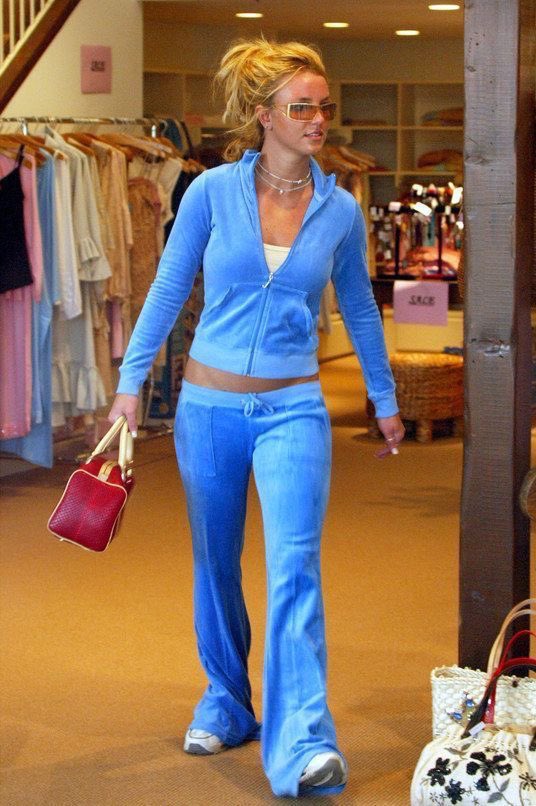 PopCulture2000s's tweet photo. the Juicy Couture tracksuit era was a time to be alive. https://t.co/r2SbkiDvQ5
