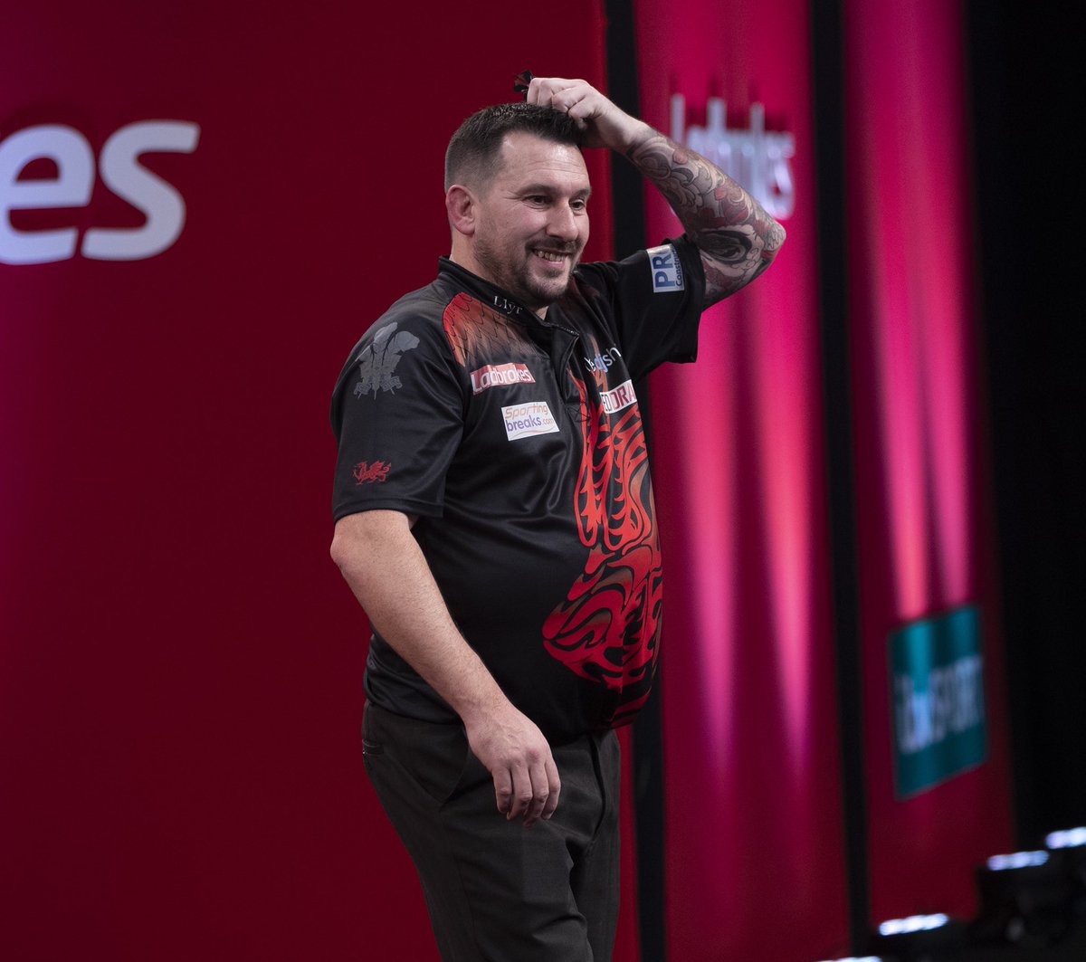 reddragondarts's tweet photo. Well done to @JonnyClay9 on his 10-9 win over Jamie Hughes to reach the UK Open Semi Final!

In what was an outstanding match from both players, it was the Ferret who managed to take out the winning double in the all important deciding leg!

Well done Jonny! 👊 https://t.co/Hpu8t8x1Zp