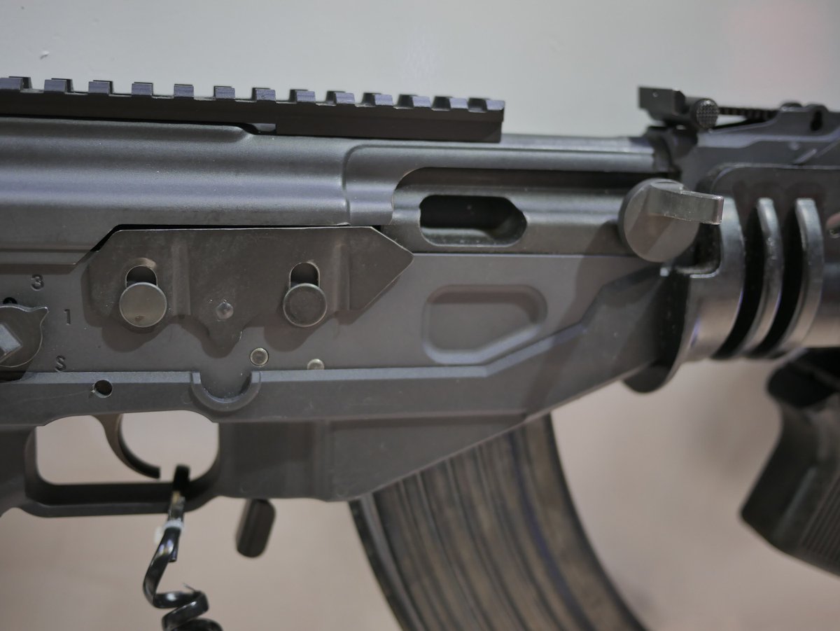 1/ GK-1 and GK-3 assault rifles (modified Gali Ace 31 and 32). They could accept OPL40 40mm grenade launchers (M203 clones that feature GP30-style triggers.The charging handle is now on the right (like classic Kalashnikov rifles).