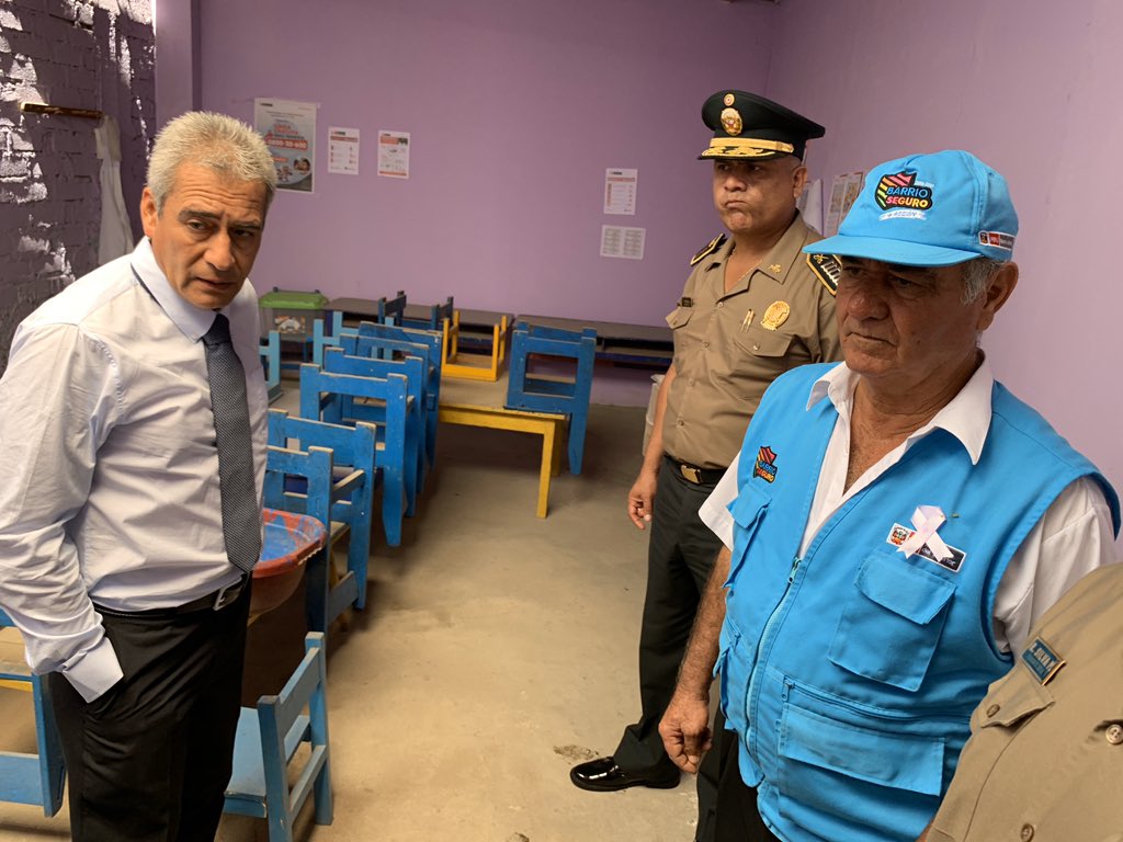 Muni_Barranca's tweet photo. 🚨#SucedeAhora: Alcalde de Barranca, #RicardoZender, visita obra de construcción del cerco perimétrico de la I.E.I. “Gustavo Tello Velarde” en #Chocoy. Actividad cuenta con participación de integrantes de @Barrio_Seguro, efectivos de @PoliciaPeru, CGTP y padres de familia. https://t.co/Qu4YgmAQKd