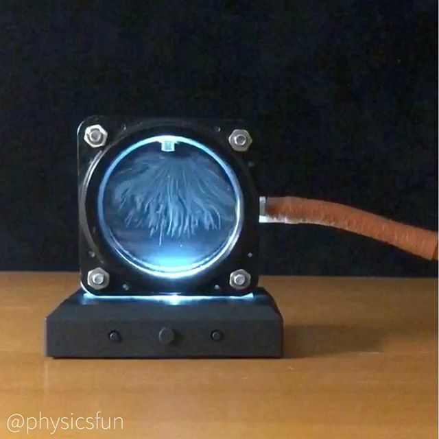 PhysicsfunE's tweet photo. Am-241 in Wilson Cloud Chamber: the typically invisible ionization tracks of alpha particles emitted from a radioactive source are revealed in this miniature expansion type cloud chamber. When an americium nuclei disintegrates it ejects a high speed chun… https://t.co/dFwJO35SqT https://t.co/f3AEPSOYQy