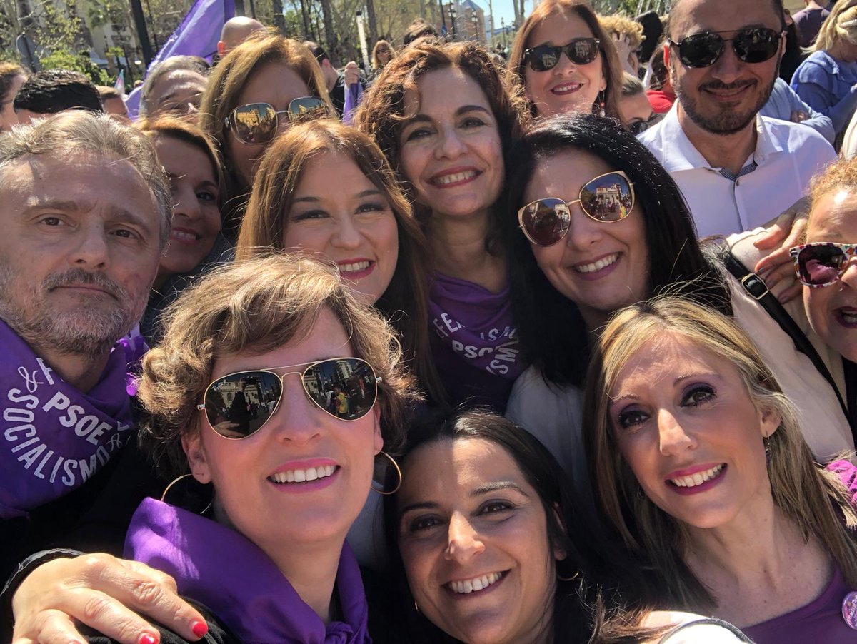 En Sevilla llueve feminismo...una mañana de emociones junto a miles de hombres y mujeres con ansias de igualdad. Gracias a <a href="/mjmonteroc/">María Jesús Montero</a> por acompañarnos hoy en esta jornada histórica.