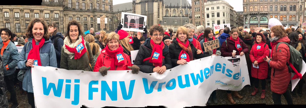 NtwrkVrouwenFNV's tweet photo. Veel #FNV vrouwen bij de #Womensmarch in #Amsterdam https://t.co/GV6Na1qWNx