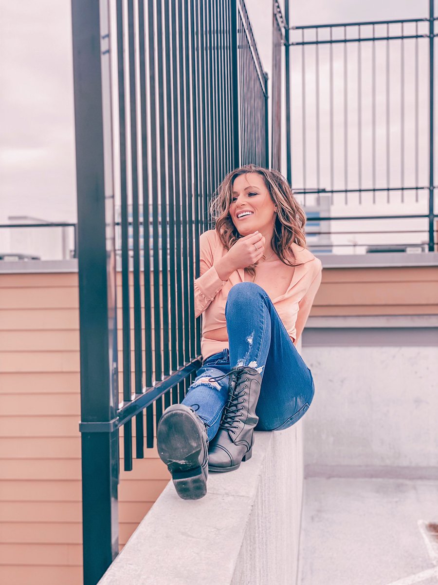 ChelseaRaeMusic's tweet photo. Happy Sunday y’all!
Hope everyone is having a good day.
Have you voted for Lips of a Liar on Ignitioncountry? Would love it if you could please vote! 💗
https://t.co/PVh6R2mDFd
#lipsofaliar #vote #ignitioncountryuk #singersongwriter #countrymusic https://t.co/g1J3jdugZT