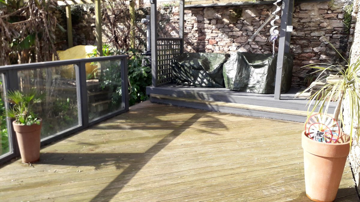 BrixhamTQ5's tweet photo. Quick sweep of the decking for our lovely guests arriving today for their 3rd stay in Broadsteps Cottage! Hope the sun was shinning when they arrived! #Brixham #BroadstepsCottage #staycation #petfriendly #romanticbreaks #bythesea https://t.co/ecqcxCpUhq