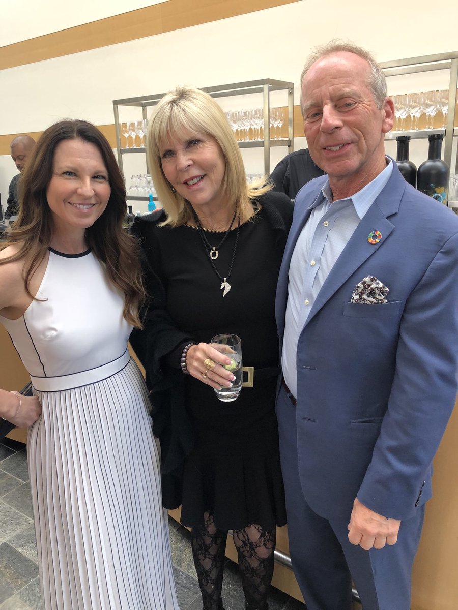 MarkSadovnick's tweet photo. my @5thelementgroup partner @elissafisherharris joins me to congratulate @DrNancyOReilly as #IED2020 honoree by #NWHM
#womenshistory
#womenmakinghistory
#WMHLA2020
#historymaking
#historymaker
#liftwomenup
#NWHM
#omniwin
#5thElementGroup
#LeadersWhoCare https://t.co/4ELbEnma3P