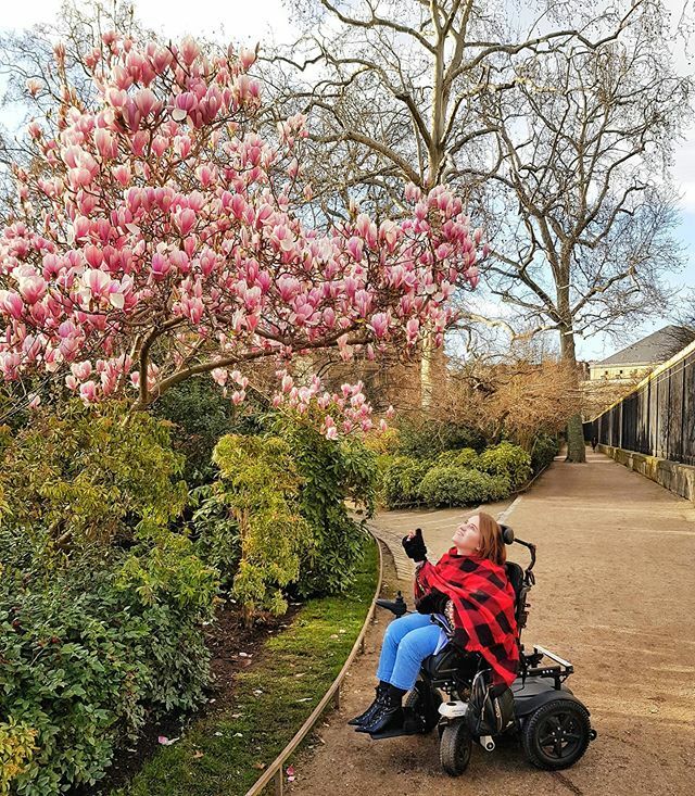Zastanawiam się czego Ci życzyć w ten piękny, kobiecy dzień. I myślę, że życzę Ci odwagi do spełniania swoich własnych oczekiwań. Odwagi do kochania i do bycia kochaną. Odwagi do brania odpowiedzialności za swoje życie. Do mówienia swoim własnym głosem. … ift.tt/2VQRhVw