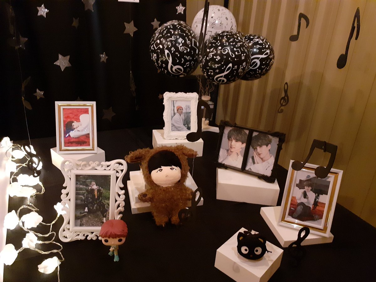 dreamglow_decor's tweet photo. HAPPY BIRTHDAY MIN YOONGI 💜🎉 
Mais uma mesa cheia de detalhes trazendo o espírito do nosso amado Suga 😍😘
~Mi
#SUGAday
#HappyBirthdayYoongi
#OurGeniusProducer
#GeniusMinSuga
#AgustDay
#ShiningDayOfMinPD
#RapStarSugaDay
@dreamglow_decor @yempireevents_ https://t.co/s2vZPf2E4A