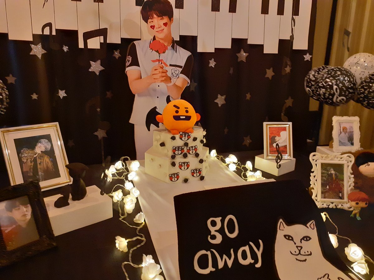 dreamglow_decor's tweet photo. HAPPY BIRTHDAY MIN YOONGI 💜🎉 
Mais uma mesa cheia de detalhes trazendo o espírito do nosso amado Suga 😍😘
~Mi
#SUGAday
#HappyBirthdayYoongi
#OurGeniusProducer
#GeniusMinSuga
#AgustDay
#ShiningDayOfMinPD
#RapStarSugaDay
@dreamglow_decor @yempireevents_ https://t.co/s2vZPf2E4A