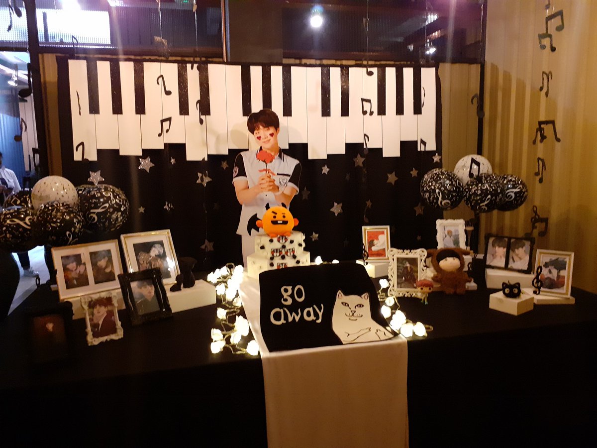 dreamglow_decor's tweet photo. HAPPY BIRTHDAY MIN YOONGI 💜🎉 
Mais uma mesa cheia de detalhes trazendo o espírito do nosso amado Suga 😍😘
~Mi
#SUGAday
#HappyBirthdayYoongi
#OurGeniusProducer
#GeniusMinSuga
#AgustDay
#ShiningDayOfMinPD
#RapStarSugaDay
@dreamglow_decor @yempireevents_ https://t.co/s2vZPf2E4A