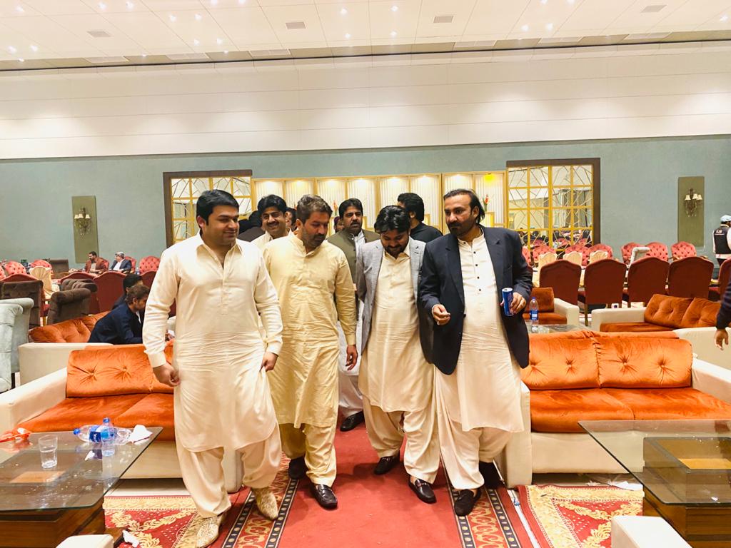 KhowajaShamsher's tweet photo. MPA @SyedRiazShahSheerazi &amp; @Nazeer_Keerio &amp; Syed Tanveer Shah Sheerazi &amp; Junaid Memon.. Attending Wedding ceremony of Mohsin Qadir Buledi at Qasim Banquet Hyderabad
@AseefaBZ @BBhuttoZardari https://t.co/6u6IPbxuDy