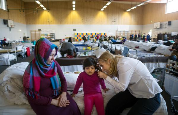 RotaryFR's tweet photo. Les milliers de réfugiés affluant à Berlin ont mis le système de santé à rude épreuve. La Rotarienne et médecin Pia Skarabis-Querfeld a constitué un réseau de praticiens bénévoles pour aider les personnes en difficulté.

https://t.co/wpluowk1mI

#journéedesfemmes #peopleofaction https://t.co/fn0bJSWxnx