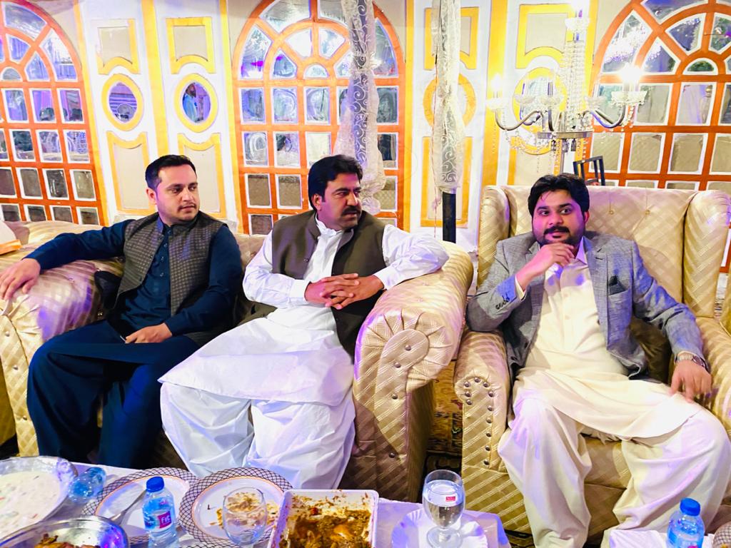 KhowajaShamsher's tweet photo. @Nazeer_Keerio &amp; Syed Tanveer Shah Sheerazi &amp; MPA Sarjeel Inam Memon Sb &amp; Junaid Memon.. Attend Wedding Ceremony Of Hasnain Ahmed  Pahore Brother of Uzair Ahmed Pahore  At Royal Banquet Hyderabad 
@AseefaBZ @BBhuttoZardari https://t.co/tohMk4J1Jh
