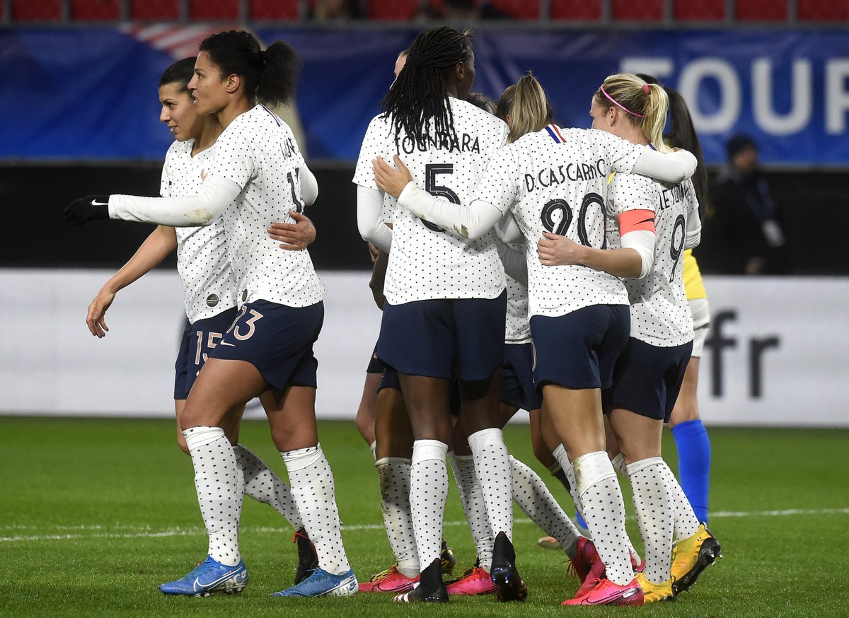 tousuncotefoot's tweet image. Allez, on remet ça !

🎁 2 maillots de l'@equipedefrance Féminine 🇫🇷 à gagner !

 🔁 RT + FOLLOW @tousuncotefoot pour participer

🍀 Tirage au sort mercredi