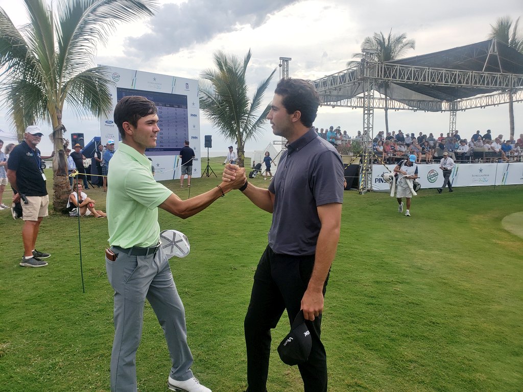 PGATAmericasESP's tweet photo. ¡Ante todo amigos! @raulp96 (-25) felicita a @BolaOrtiz15 (-26) por su presentación en el #EstrelladelMarOpen.

Friends above all! Mexico’s Raul Pereda (-25) congratulates his friend and countryman Alvaro Ortiz (-26) after putting together a great fight for the 🏆 in Mazatlan. https://t.co/j6CY6FuOfc