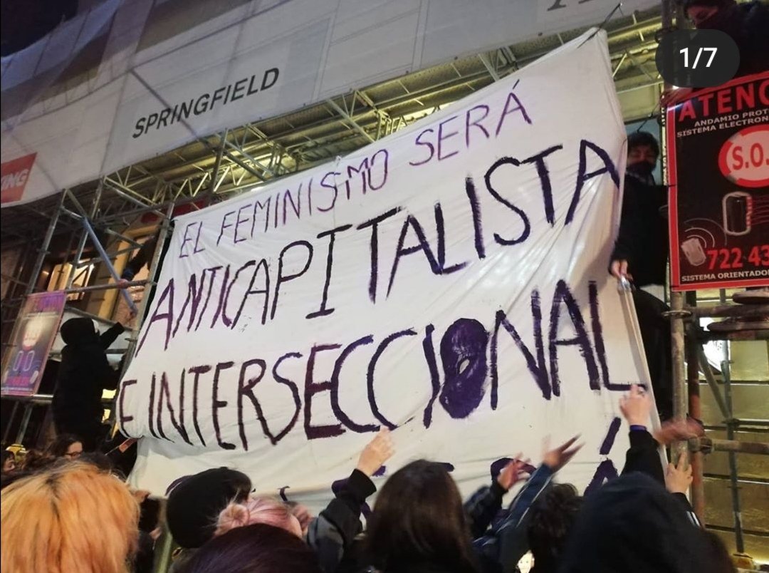 histeriaucm's tweet photo. Nos cuidan las amigas, no la policía. #8M2020 💜 https://t.co/nq5EuAoA5y