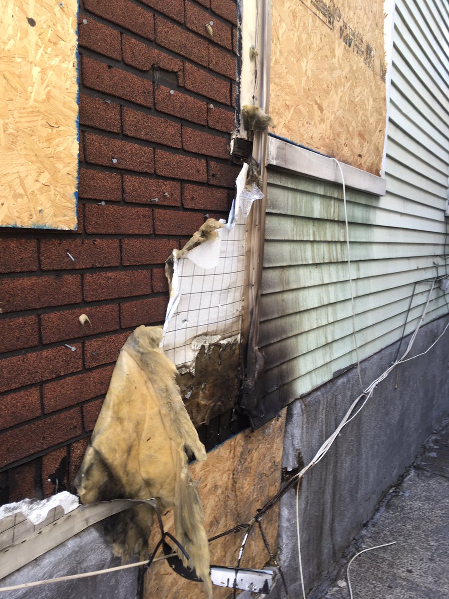 DPSSandman's tweet image. It’s important to know what’s behind vinyl siding. This fire started in basement and skipped 1st floor and broke out on 2nd floor. @DubFireBrigade @FireIreland @FDIC @fdiclive @fireengineering