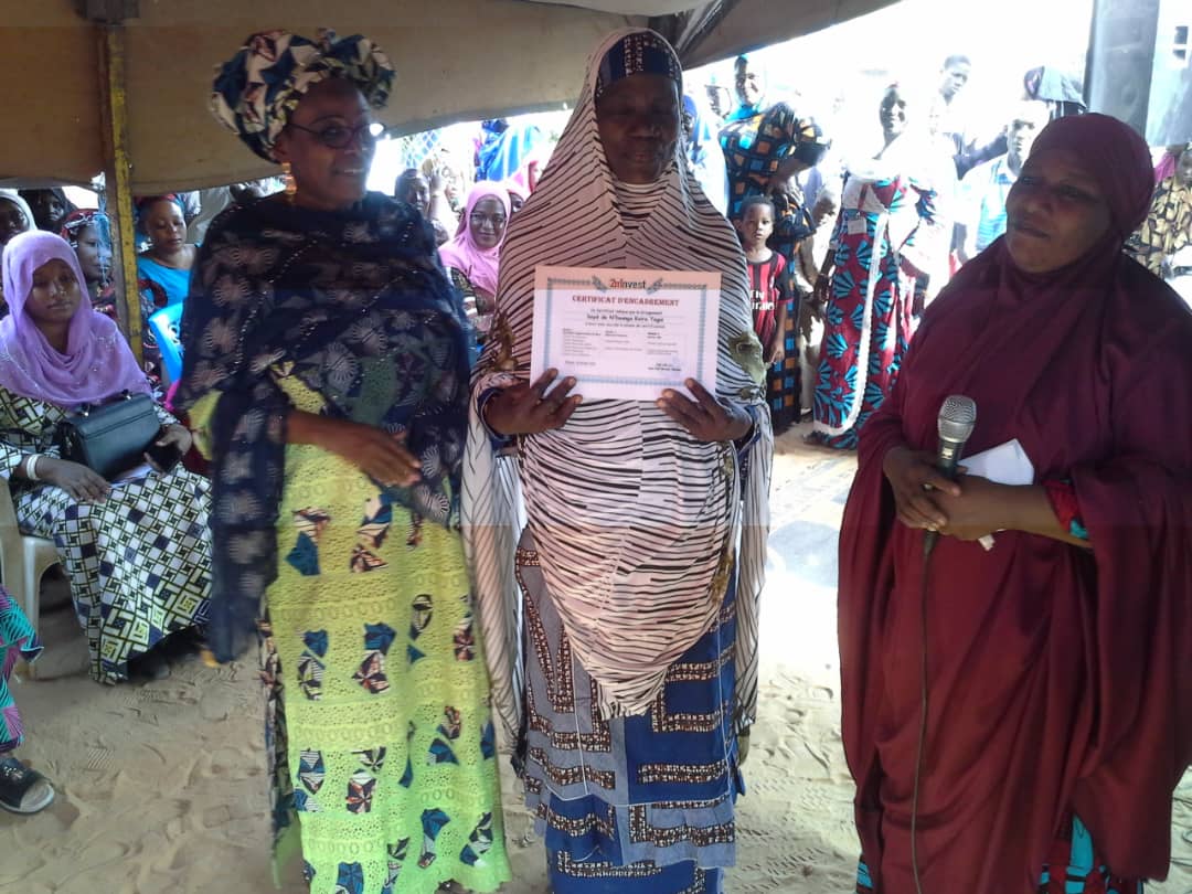YacReki's tweet photo. Cérémonie de Remise des attestations de formation aux groupements Mata Masu Dubara admis à la certification #2MINVEST. C'était ce soir, à l'occasion de la célébration de l'An1 du Centre 2MINVEST et de la journée internationale de lutte pour les droits de la femme. https://t.co/AeqnpBkz5k