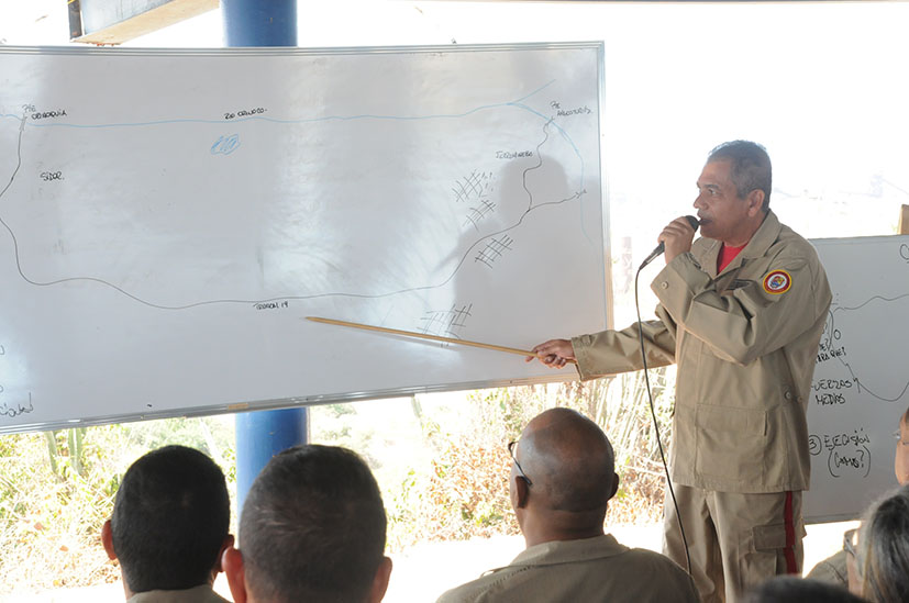 Alcasa_CVG's tweet photo. #EsNoticia 📝 l| En #CVGSidor el jefe del Estado Mayor de la Clase Obrera, @amarcanopsuv cumpliendo lineamientos del Comandante en Jefe, @NicolasMaduro dirige el Plan de Defensa Integral de las industrias, ADI 626 Octava Estrella de Bolívar.
#MiliciaObrera
@Adi626OCTAVAE https://t.co/zVsRpqyEaL