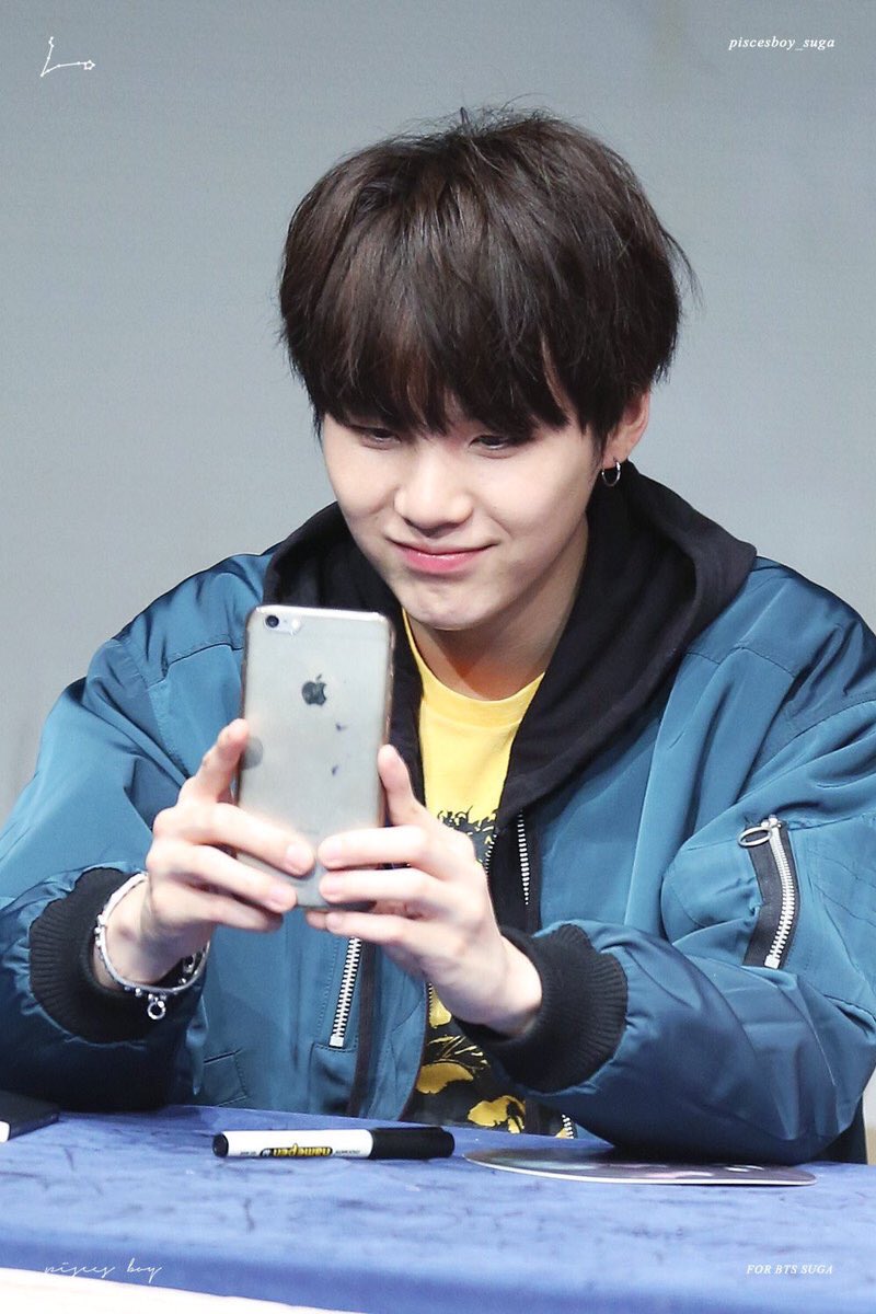mayu_BTS_i's tweet photo. ユンギセンイルチュッカヘヨ〜💜
自撮りしてる写真好きすぎる…
あなたの作る音楽が大好きです
生まれてきてくれてありがとう
#윤기의_날개는_우리가_띄워줄게
#윤기의_삶에_모든_영광이_깃들길
#윤기야_항상_행복만가득해야해
#윤기_덕분에_세상이_빛나 https://t.co/tw2K83qr5K