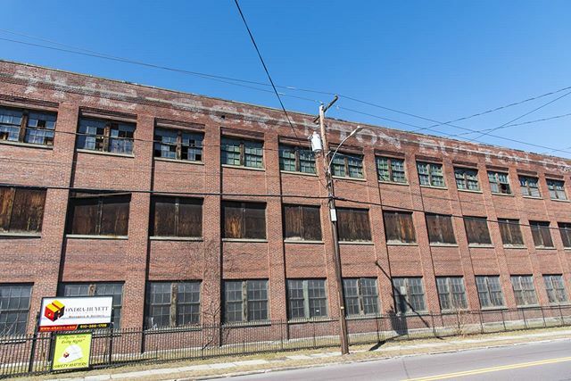 dergron's tweet photo. The Scranton Buttin Co. #scrantin #scrantonpa #scrantonbuttonco #nepa #cedarave #building #brickbuilding #sign https://t.co/P34ens8WRp https://t.co/nLXbWqRUxw