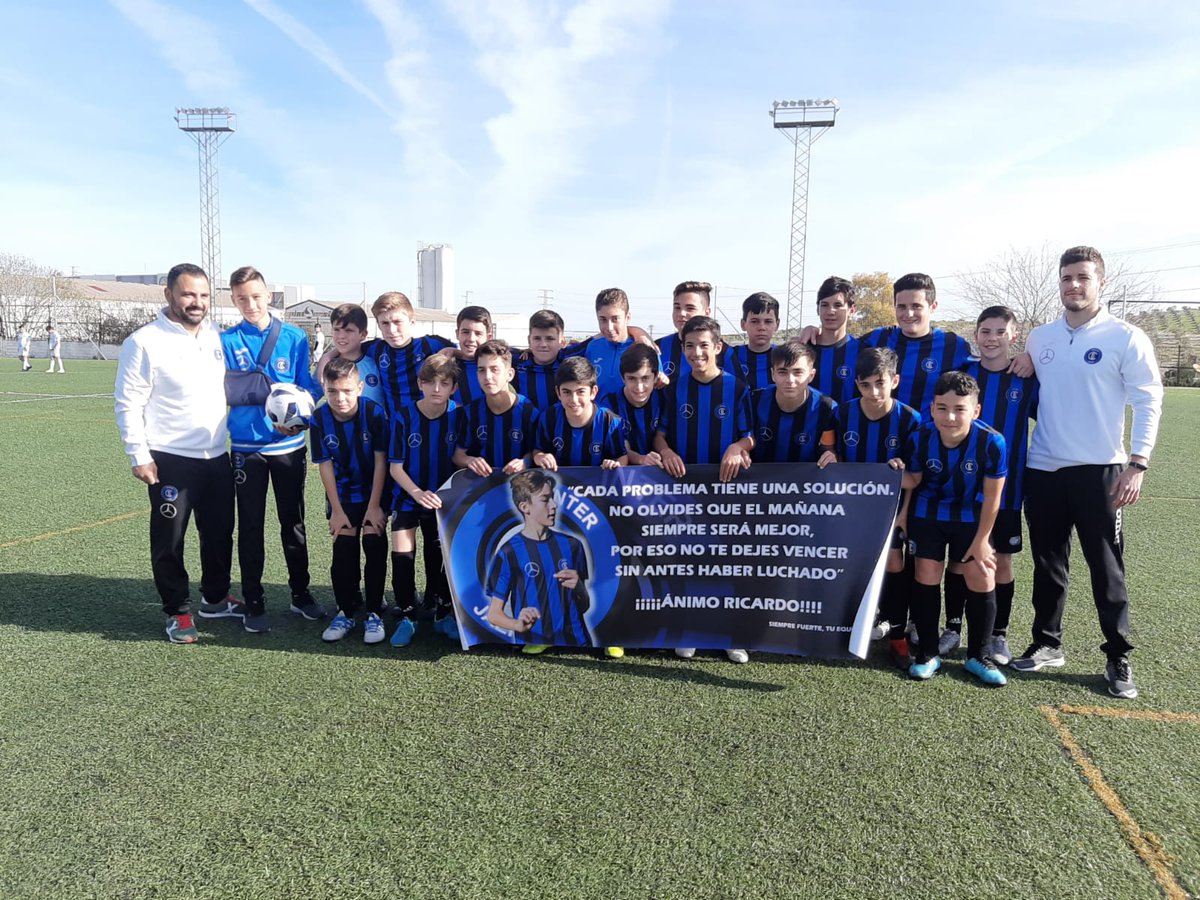 InterJaen's tweet photo. ⚽️ACADEMIA INTER | Detalles
#AcademiaInter
Ayer el equipo Infantil A al completo quiso tener este detalle con Ricardo. Desde el club queremos desear una pronta recuperación para él y para otro compañero suyo, Roberto, que también se encuentra lesionado. ¡A recuperarse pronto! https://t.co/888z9JB10t