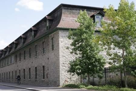 Columbo1806's tweet photo. J'❤️ la #EBEddy : Site idéal, le musée fluvial national mettra en valeur ces bâtiments industriels exceptionnels. Alors qu'au XIXe siècle, les manufactures et usines étaient construites en brique, la E.B. Eddy est en pierre.
Sa valeur architecturale est indéniable. #identité https://t.co/42Kz0WnB2H