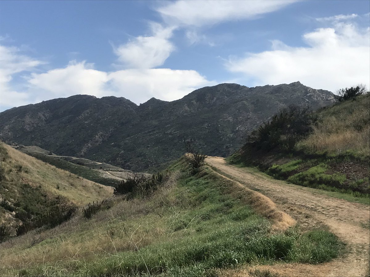 hillypaige2's tweet photo. #ConejoOpenSpace - #5 of 10 in the @COSChallenge - #Alapay.    Did this one last year as part of the Challenge and am amazed at how quickly the oaks and sumac have come back after #Woolsey.  Added the #SunriseTrail for a 3.7 mi loop - great views and beautiful rock formations! https://t.co/cWsJyWnVwz