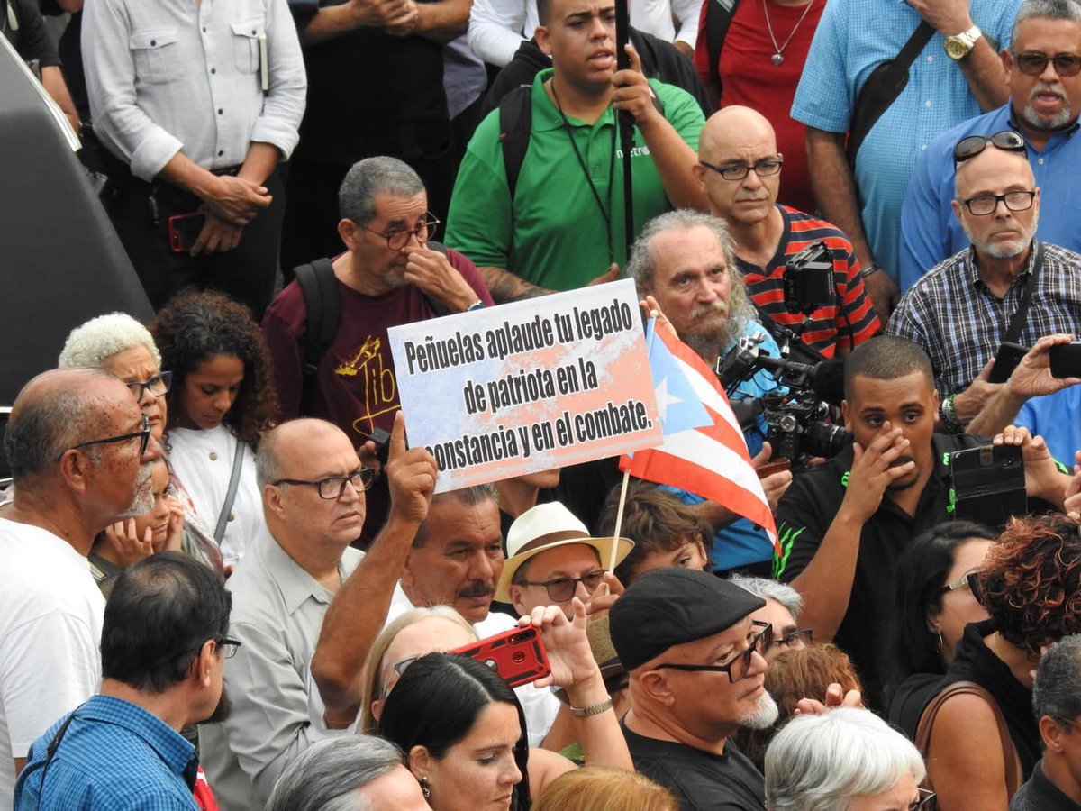 Un gigante despidiendo a otro. Ya quisieran algunos que en esta tierra no quedaran tantas personas valiosas, como Jimmy Borrero, que dedican su vida a la lucha por la independencia y por el bienestar de su pueblo. 
📷: Dario W. Ortiz Seda