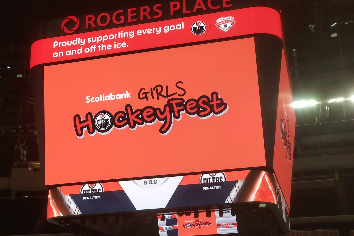 RDBobocel's tweet photo. Great way to spend #InternationalWomansDay2020 by watching my daughter get some hockey tips from @natspooner5 and @ShannonSzabados before her big playoff game tonight! #YEG #EGHA #GoRoyals #GoThea https://t.co/ZCBcfZUD5G