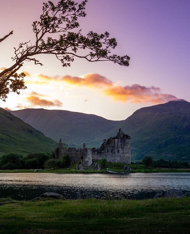 VisitScotland's tweet photo. What a stunning evening at Kilchurn Castle!🧡 Where's YOUR fave castle in #Scotland? 🏰 #OnlyinScotland 📍 Dalmally, Argyll 📷 IG/a_wee_jaunt #YCW2020 https://t.co/5C3Et2NlMJ