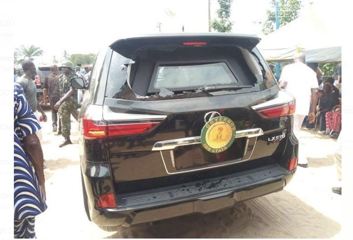 OmenaImo's tweet photo. Breaking News: 

Imo Governor Attacked by Angry youths in Ohaji.

The Supreme Court Governor Of Imo State escaped death moments ago at Ohaji Egbema.

The youths of Mmahu community who upon sighting the Governor’s convoy started shouting “Onye Oshi Vote, Onye Oshi Vote” https://t.co/YFqCApbhiV