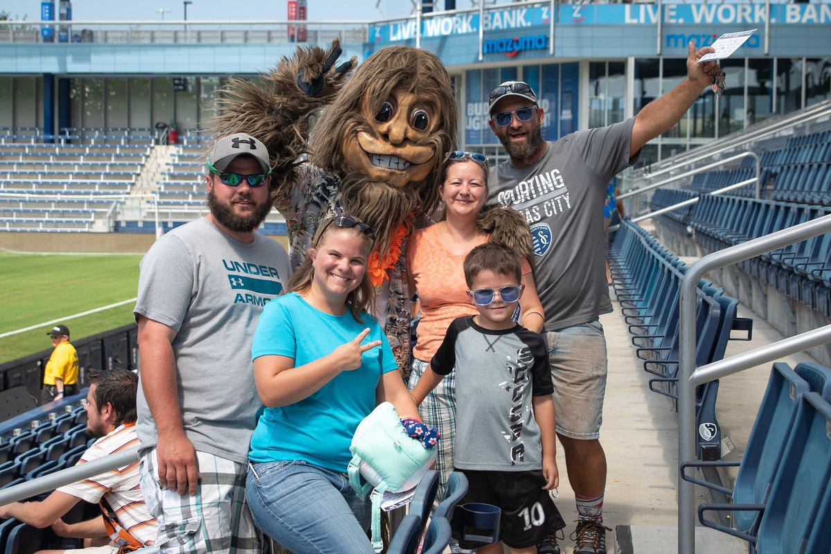 SportingKCII's tweet photo. 🚨 CONTEST TIME 🚨
Show us your #SportingKCII smiles using hashtag #Time2Smile for the chance to win a HUGE prize package courtesy of our friends at @smilegen!
#SKCvCLT https://t.co/wjxeWjub8s